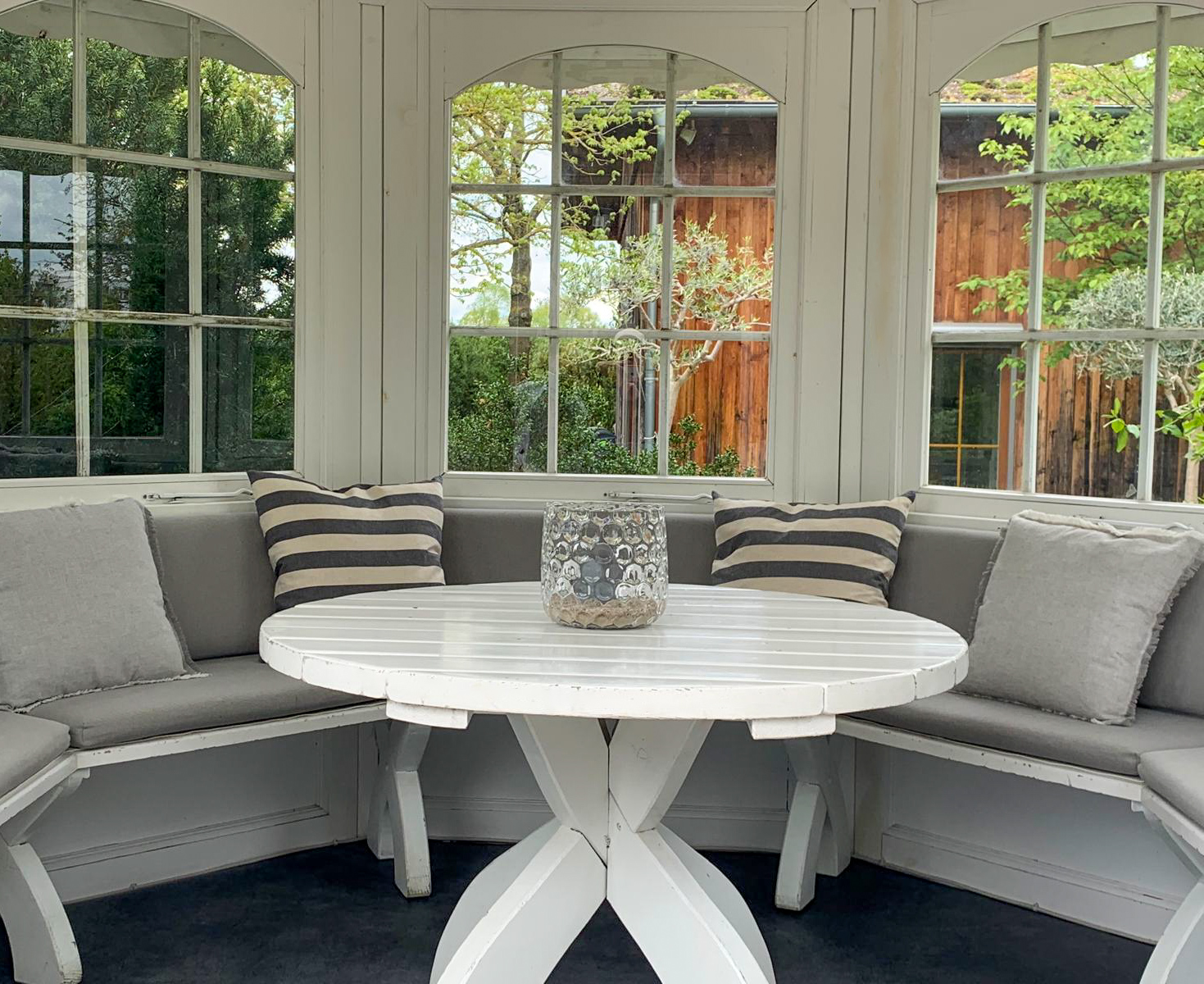 Sitzbänke im inneren des Pavillons.