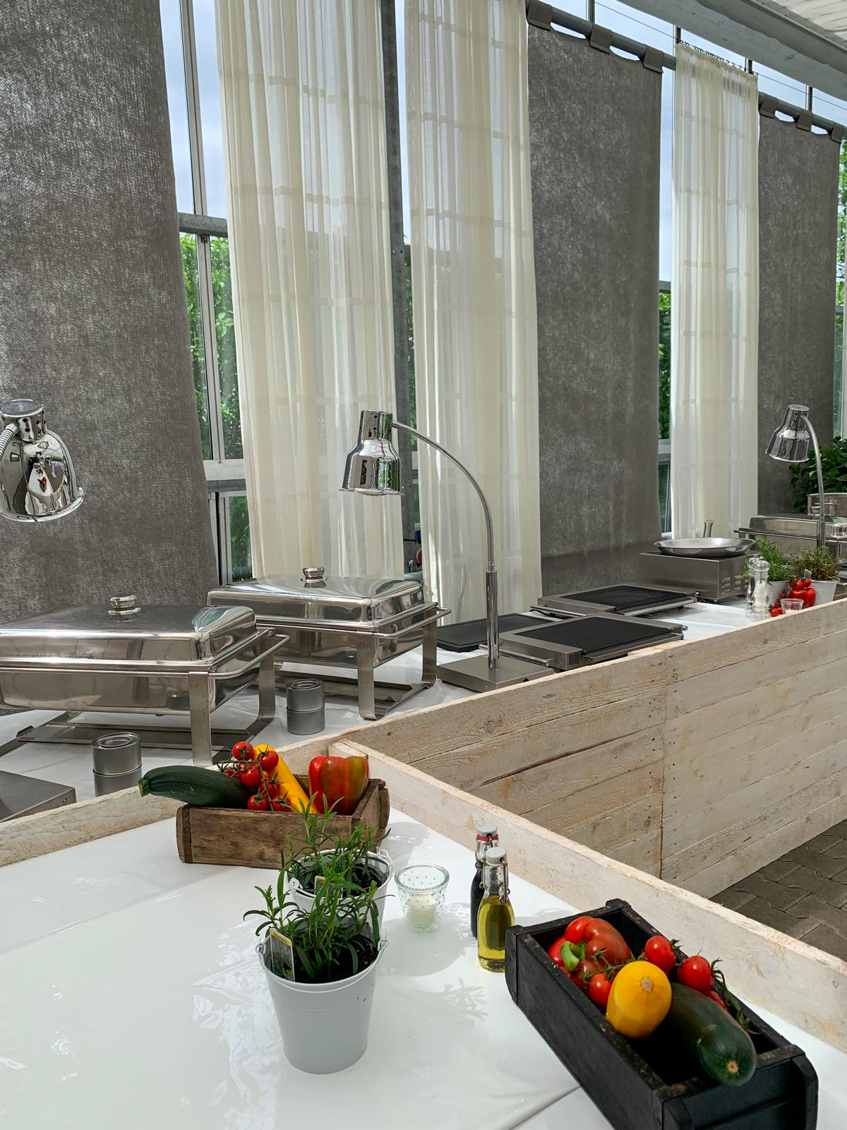 Aufgebautes Buffet im Gewächshaus.