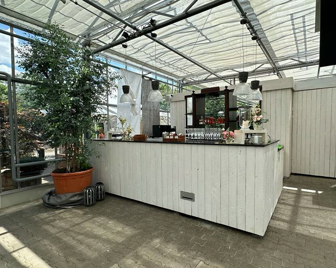 Getränke-Theke im Gewächshaus.