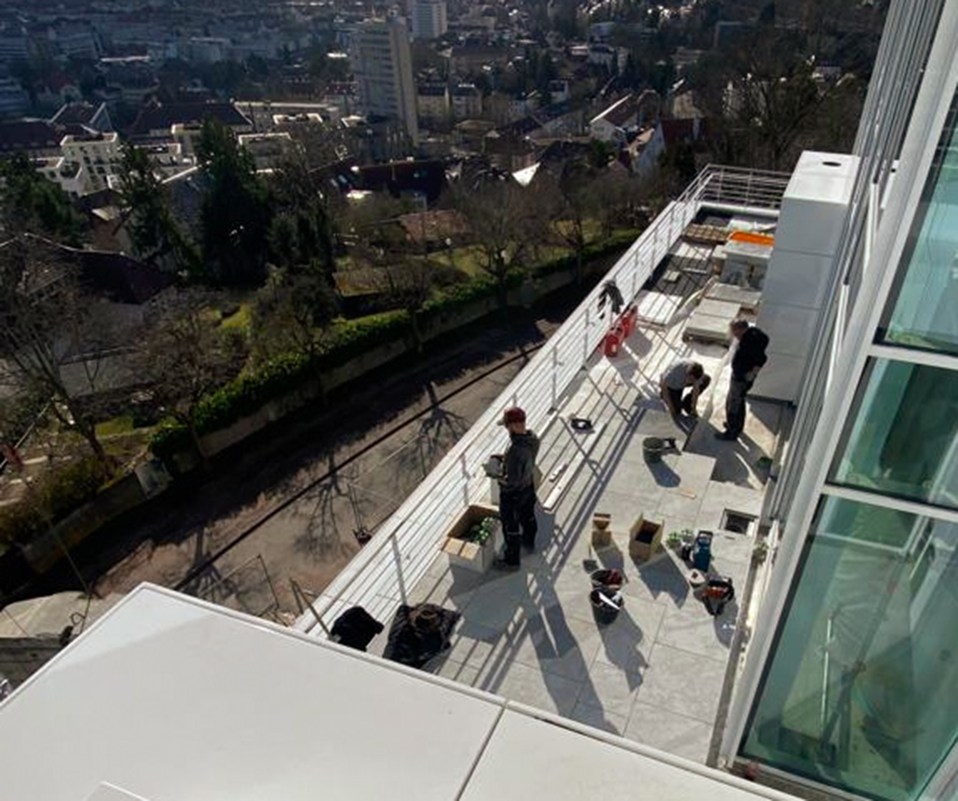 Große und sonnige Dachterrasse mit Blick über die Stadt.