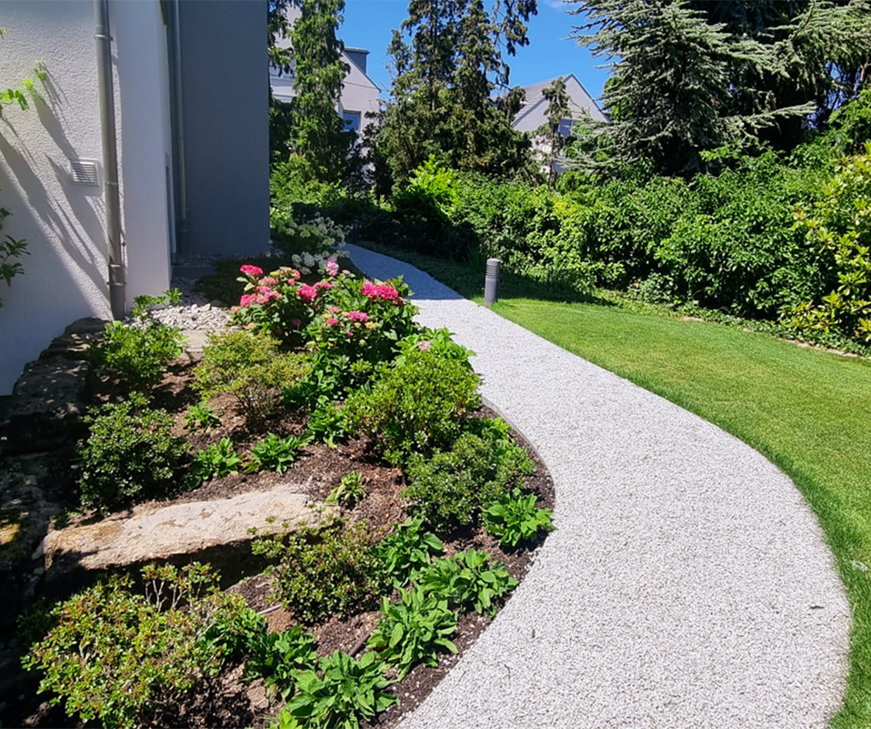 Weg durch den Garten.