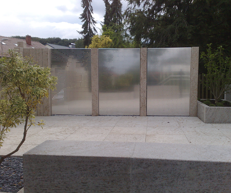Metallische Mauer/Zaun.