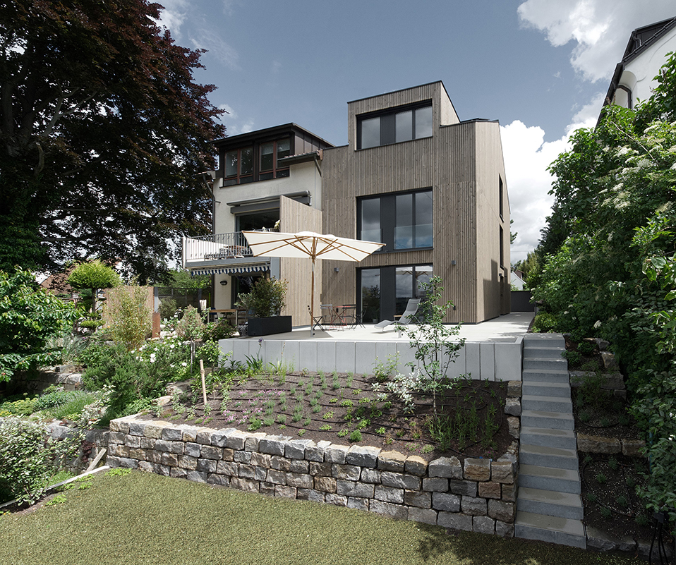 Haus mit stilvollem Hintergarten.