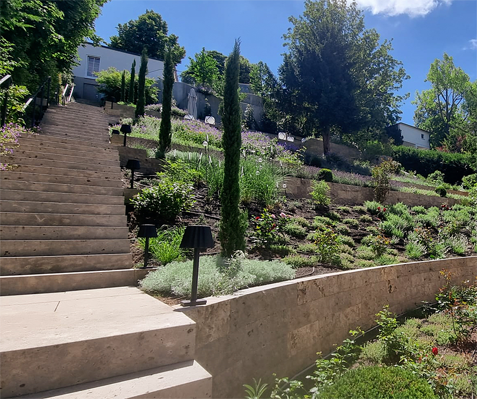 Aufsteigende Treppe im am Hang liegenden Garten.