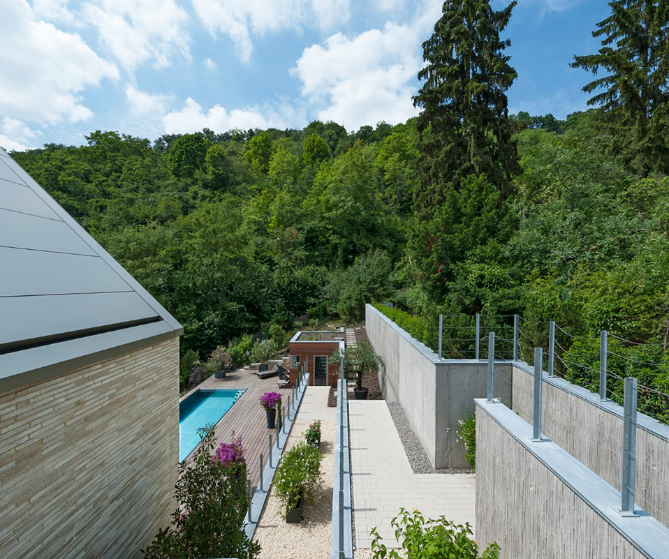 Haus mit einer großen Terrasse, die zum Entspannen und Genießen des Außenbereichs einlädt.